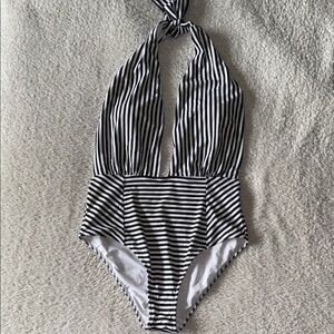 👙 CUPSHE Black & White Striped Halter Swimsuit – Size XL